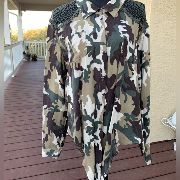 Miss LiLi Camouflage Button Pocket Detail Blouse - Picture 3 of 15